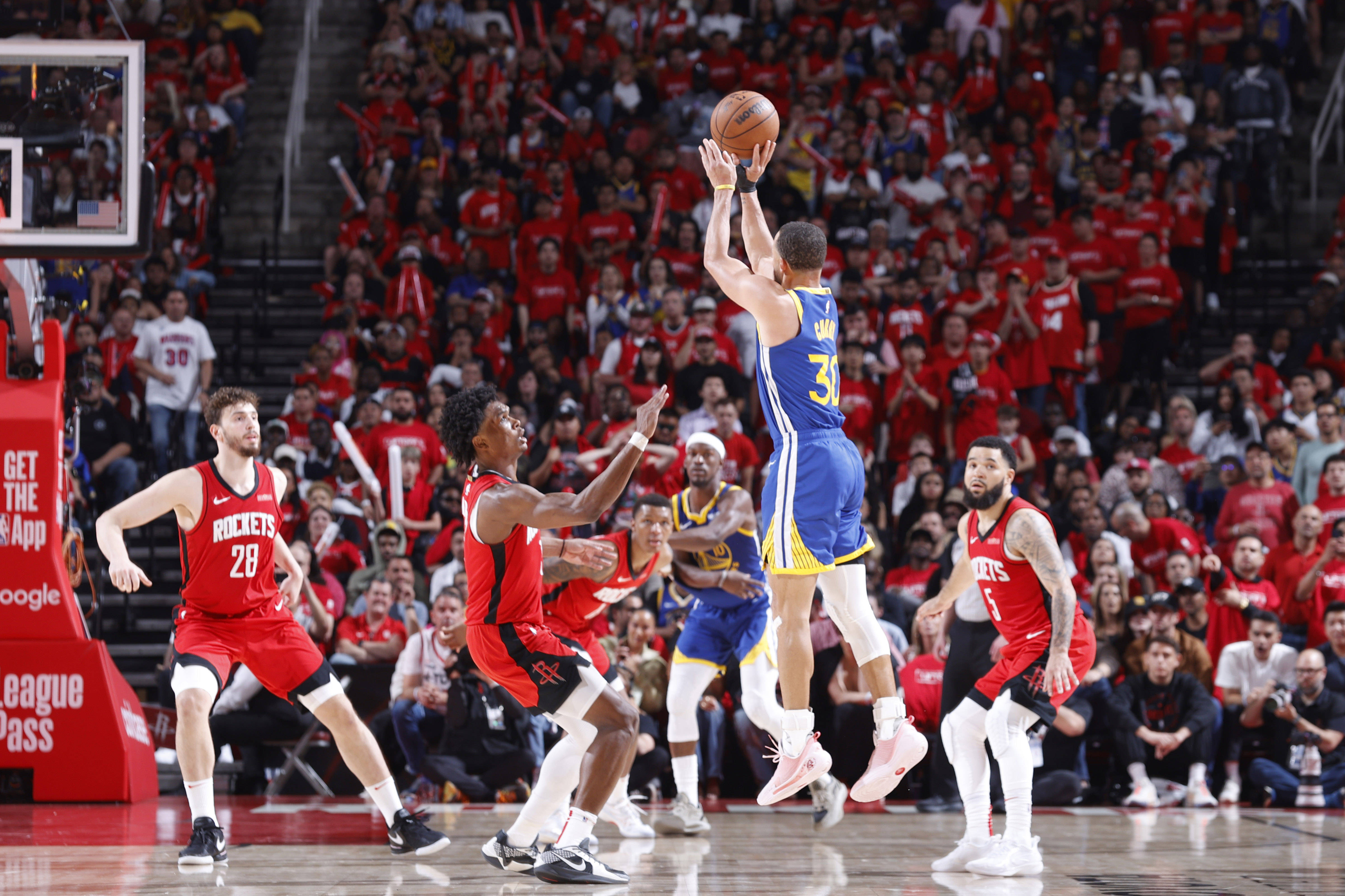 纽约尼克斯训练开放日；赛前主帅复盘引欢呼；NBA季后赛在即；高层口径保持一致