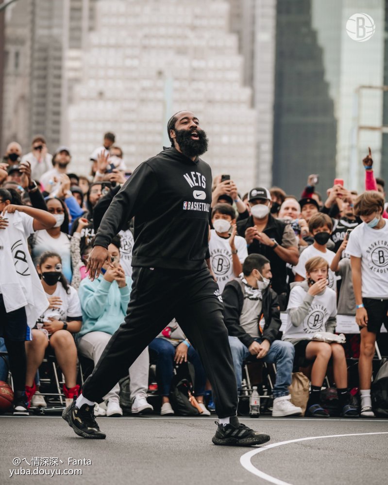 金州勇士训练开放日，转会期回应争议引欢呼，CBA常规赛在即，临场指挥获称赞